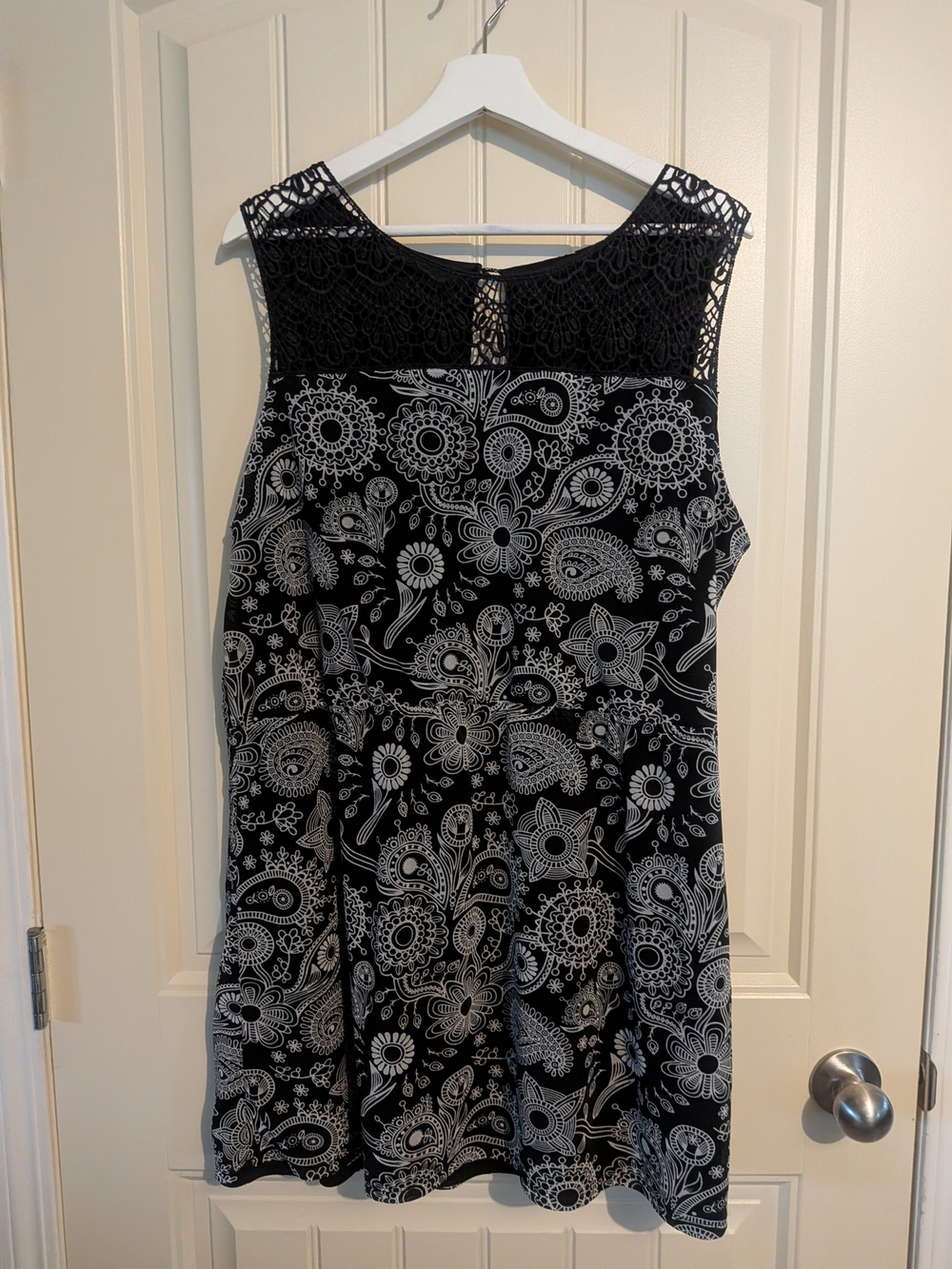 4/$45 - Black & White Floral Crochet Yoke Tunic